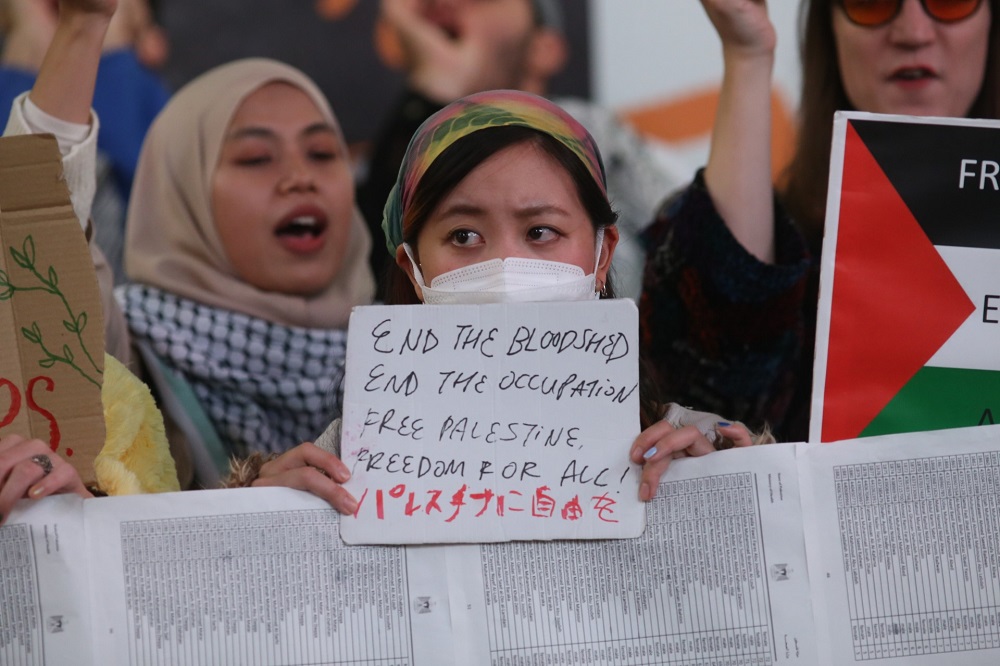 During the demonstration the names of victims of the bombings published by Gaza’s Ministry of Health were printed on a long banner and carried around by the demonstrators. (ANJ)