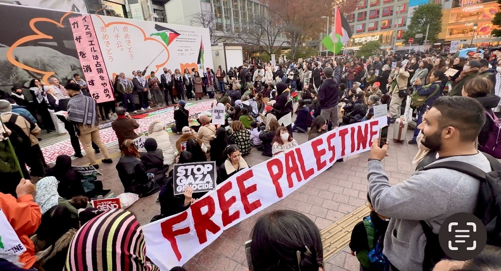 Participants painted red tear drops on a carton carpet on the ground, others cried out against the “Israeli apartheid regime and genocide war to exterminate the Palestinians.” (ANJ)