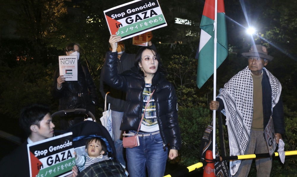 Demonstrators called for an immediate ceasefire, highlighting the fact that 40 percent of the 11,000 Palestinian casualties since the start of the conflict have been children. (ANJ)