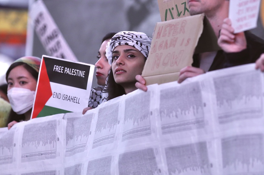During the demonstration the names of victims of the bombings published by Gaza’s Ministry of Health were printed on a long banner and carried around by the demonstrators. (ANJ)
