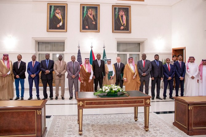 A file photo from the month of May provided by SPA shows Saudi Foreign Minister Faisal bin Farhan (C), with representatives of the Sudanese army and the rival Paramilitary Rapid Support forces.(SPA)