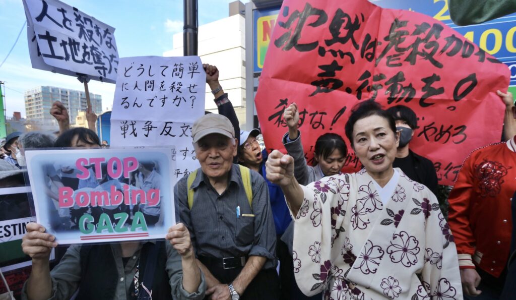 Over 1,600 demonstrators staged a protest march to the Israeli Embassy in Tokyo on Saturday. (ANJ)