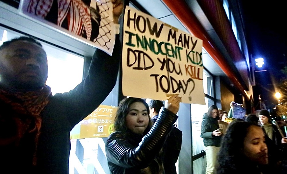 Demonstrators called for an immediate ceasefire, highlighting the fact that 40 percent of the 11,000 Palestinian casualties since the start of the conflict have been children. (ANJ)