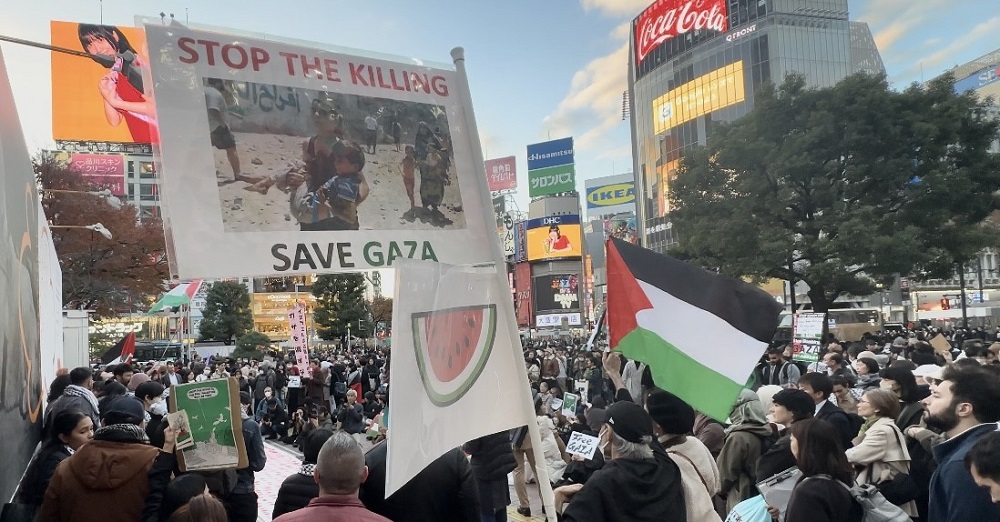 Participants painted red tear drops on a carton carpet on the ground, others cried out against the “Israeli apartheid regime and genocide war to exterminate the Palestinians.” (ANJ)