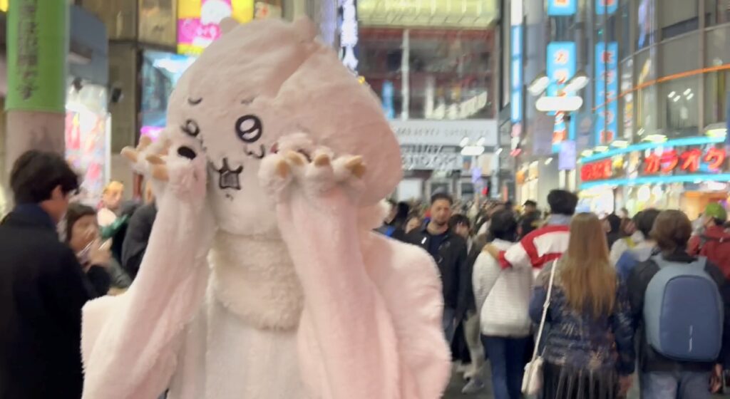 A few eccentric characters attempted to take selfies on the famous Shibuya crossing despite orders by police not to stop or impede other pedestrians. (ANJ)