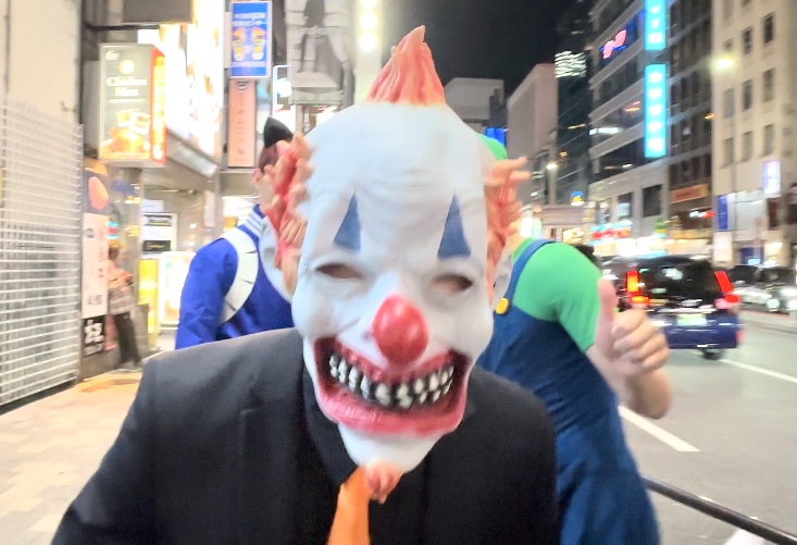 A few eccentric characters attempted to take selfies on the famous Shibuya crossing despite orders by police not to stop or impede other pedestrians. (ANJ)