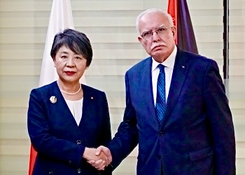 Japan's Foreign Minister KAMIKAWA Yoko, who is visiting Palestine, met Dr. Riyad al-Maliki, Palestinian Minister of Foreign Affairs and Expatriates and agreed on the importance of protecting Gaza civilians. (MOFA)