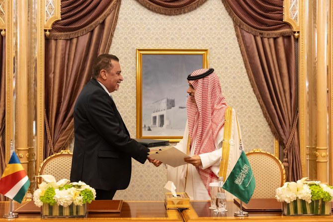 Saudi Arabia’s Foreign Minister Prince Faisal bin Farhan signs agreements with his Seychelles counterpart Sylvestre Radegonde. (X/@KSAMOFA)