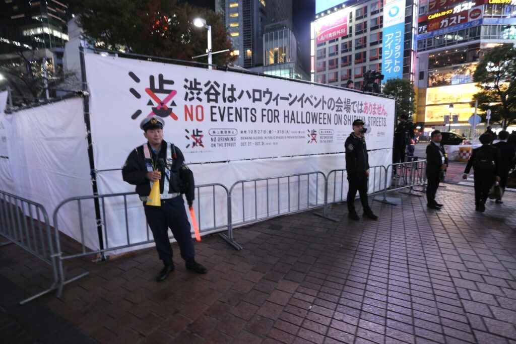 A few eccentric characters attempted to take selfies on the famous Shibuya crossing despite orders by police not to stop or impede other pedestrians. (ANJ)