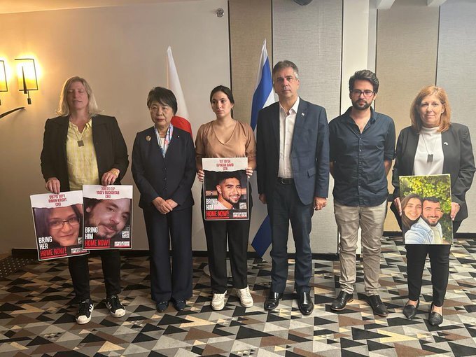 After the Foreign Ministers' meeting, Kamikawa, in the presence of Foreign Minister Cohen, met for approximately 30 minutes with three families of those who died or were kidnapped in the attacks by Hamas. (X, formerly known as twitter)