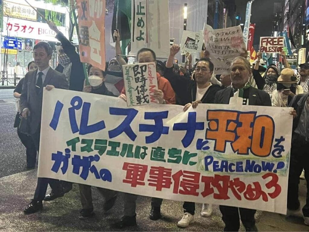 Long lines of people marched for kilometres on Sunday November 5, shouting “No genocide” “Free Gaza”, “Free Palestine”, “Stop killing Gaza children”. (Miyakawa Toshikazu) 