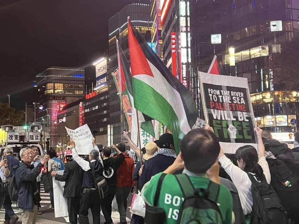 Long lines of people marched for kilometres on Sunday November 5, shouting “No genocide” “Free Gaza”, “Free Palestine”, “Stop killing Gaza children”. (Miyakawa Toshikazu) 