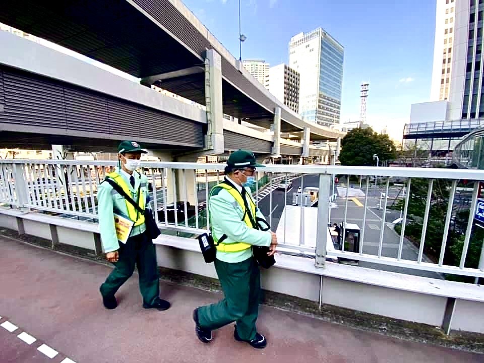 Car parking enforcement officers patrol the streets of Tokyo and impose fines of 15,000 yen against violators. (ANJ)