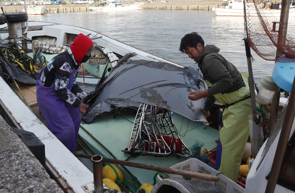 Recovered debris, believed to be part of wreckage from a crashed US Air Force CV-22B Osprey tilt-rotor aircraft, is brought ashore at a port in Yakushima-cho, Kagoshima prefecture on Nov. 30 (AFP)