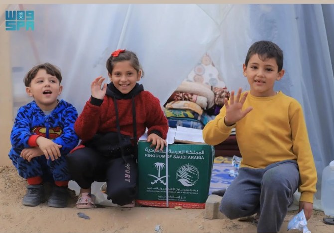 The King Salman Humanitarian Aid and Relief Center on Friday distributed food baskets in a refugee camp in Rafah, south of the Gaza Strip, in coordination with the Palestinian Red Crescent. (SPA)