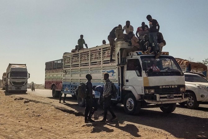 Displaced people fleeing from al-Jazirah state arrive in Gedaref in the east of war-torn Sudan on December 22, 2023. The brutal conflict broke out in mid-April 2023 between the army and the paramilitary Rapid Support Forces (RSF), killing more than 12,000 people and displacing millions. (AFP)