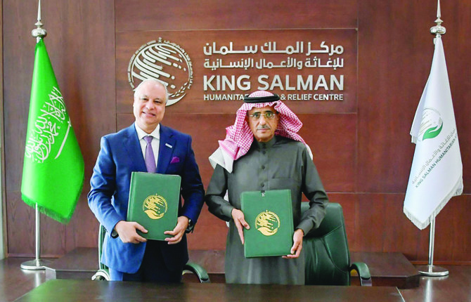 Ahmed Ali Al-Baiz, KSrelief’s assistant supervisor general of operations and programs, and Khaled Khalifa of the UNHCR during the signing ceremony. (SPA)