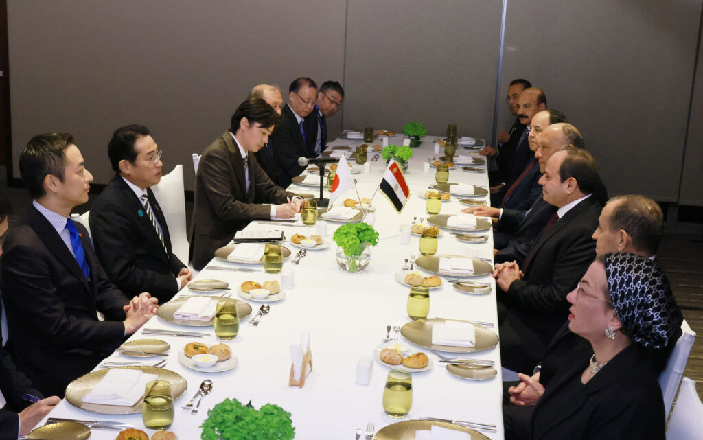 The two leaders agreed to maintain close relations and cooperate in a wide range of areas. (Kantei)