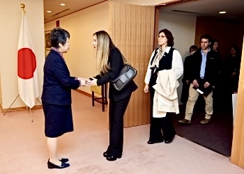 The family members were accompanied by Israeli Ambassador to Japan Gilad Cohen. (MOFA)