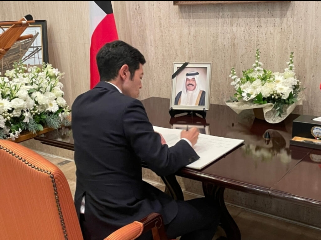 After signing the Condolence Book, State Minister Tsuji expressed his deepest sympathy and heartfelt condolences to the government and people of Kuwait. (MOFA)