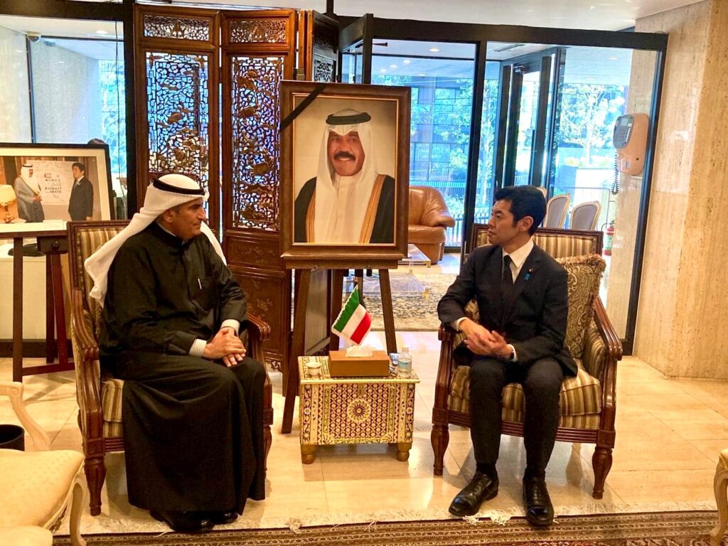 After signing the Condolence Book, State Minister Tsuji expressed his deepest sympathy and heartfelt condolences to the government and people of Kuwait. (MOFA)