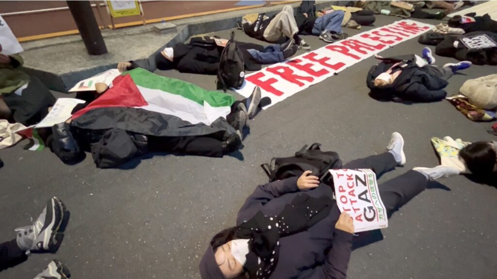 The demonstrators took turns denouncing the “indiscriminate and criminal” bombing of Palestinians and journalists in the Gaza Strip on Christmas Eve. (ANJ)