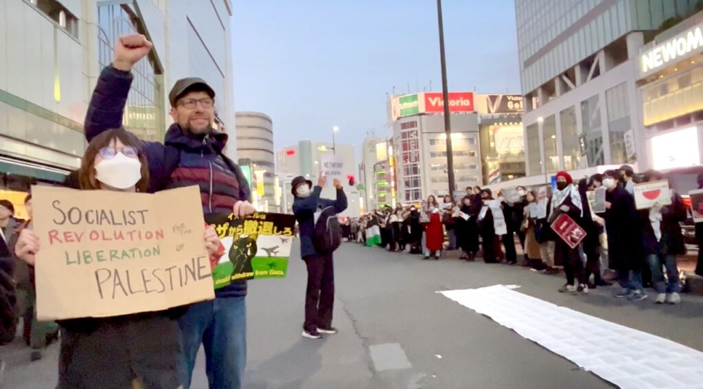 The demonstrators took turns denouncing the “indiscriminate and criminal” bombing of Palestinians and journalists in the Gaza Strip on Christmas Eve. (ANJ)