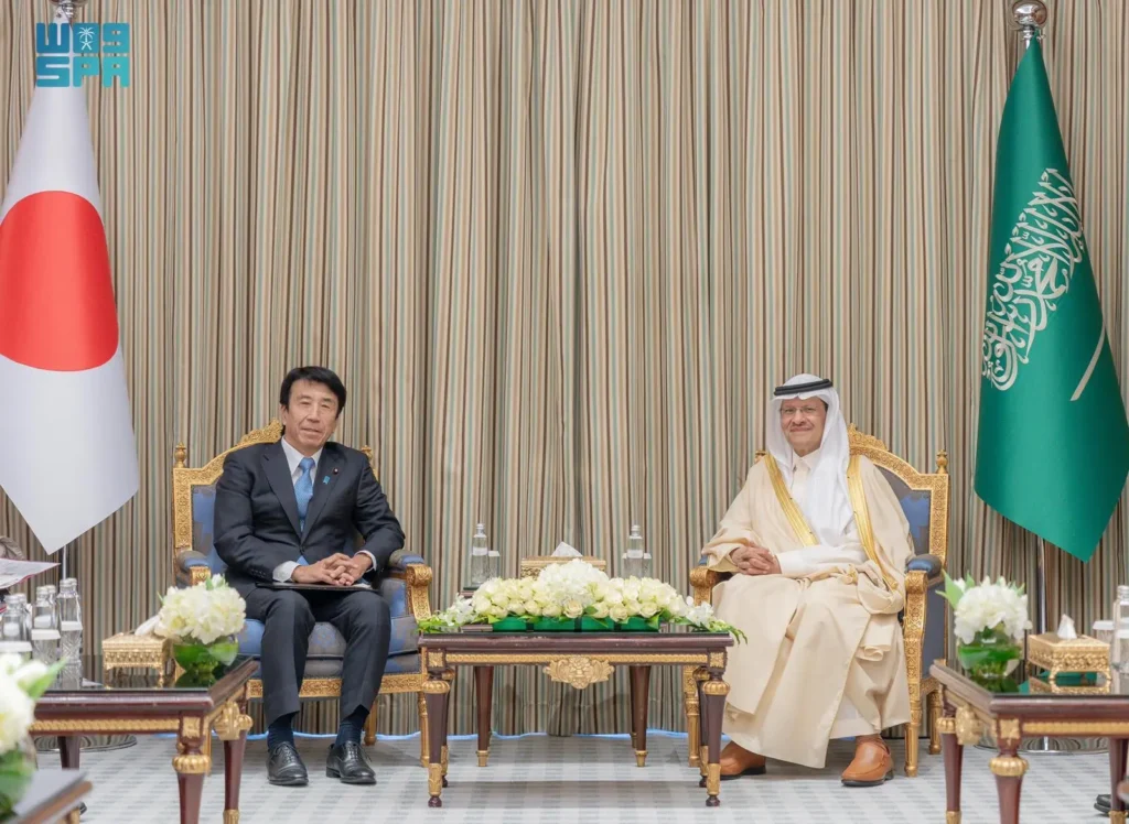 Saito Ken, Japan's Minister of Economy, Trade, and Industry, with Abdulaziz bin Salman, Saudi Arabia's Minister of Energy. (SPA)