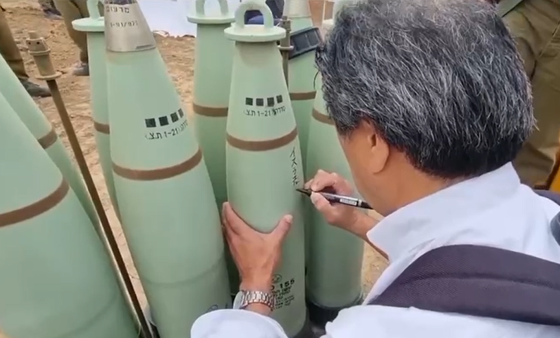 During their visits, they wrote messages of prayer on artillery shells and took photos with the war tanks and ammunition. (Screengrab)