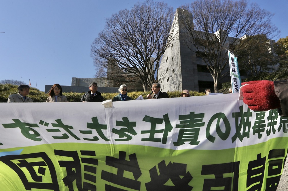 The lawyers and plaintiffs are asking the Supreme Court for the dismissal of Judge KUSANO Koichi who has close interests with the TEPCO company.  (ANJ / Pierre Boutier)