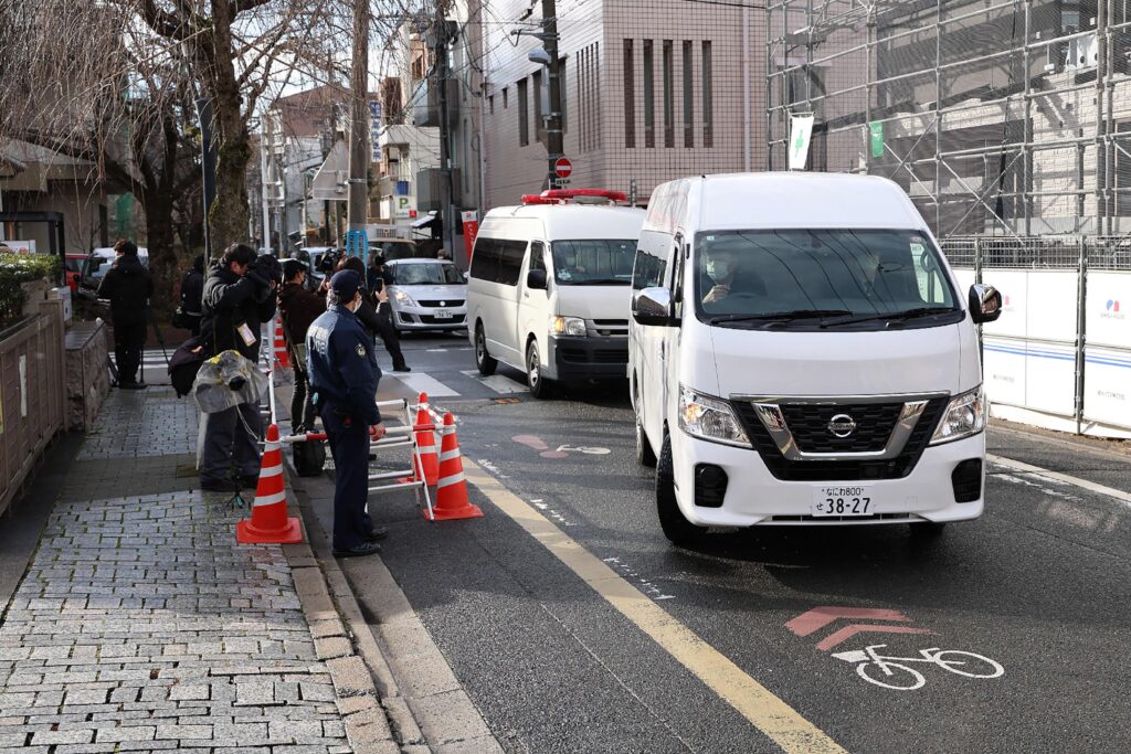 A convoy of vans with darkened windows turns into the Kyoto District Court in Kyoto on January 25, 2024, ahead of the expected verdict and possible death sentence for the Japanese man who admitted to starting a fire that killed 36 people at an animation studio in 2019.  (AFP)
