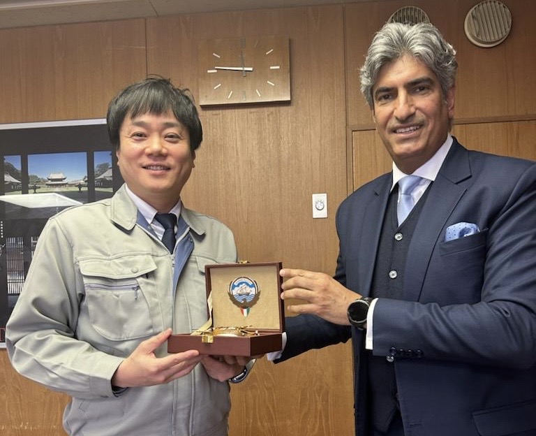 Mayor of Takaoka City, KAKUDA Yuki and Kuwait's Ambassador to Japan Sami Al-Zamanan. (ANJ)