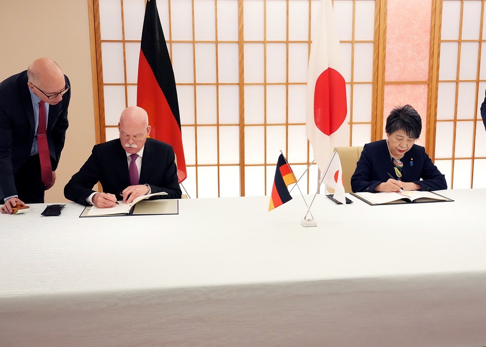 Japanese Foreign Minister Yoko Kamikawa and German Ambassador to Japan Clemens von Goetze inked the treaty. (MOFA)