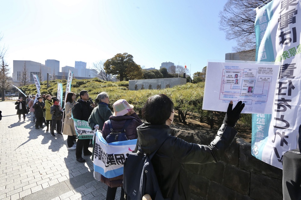 The lawyers and plaintiffs are asking the Supreme Court for the dismissal of Judge KUSANO Koichi who has close interests with the TEPCO company.  (ANJ / Pierre Boutier)