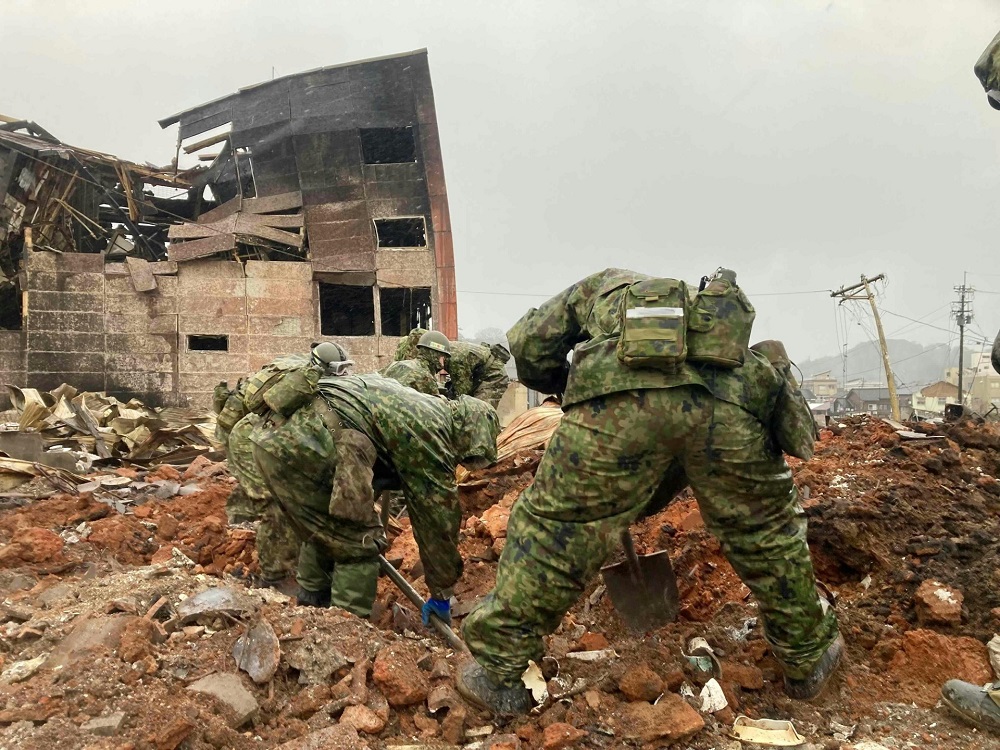 Japan self-defense forces help the rescue and assistance efforts in Noto peninsula. (MOD)