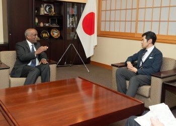 Deputy Foreign Minister TSUJI Kiyoto spoke with Egyptian Ambassador Mohamed Abubakr on Monday. (MOFA)