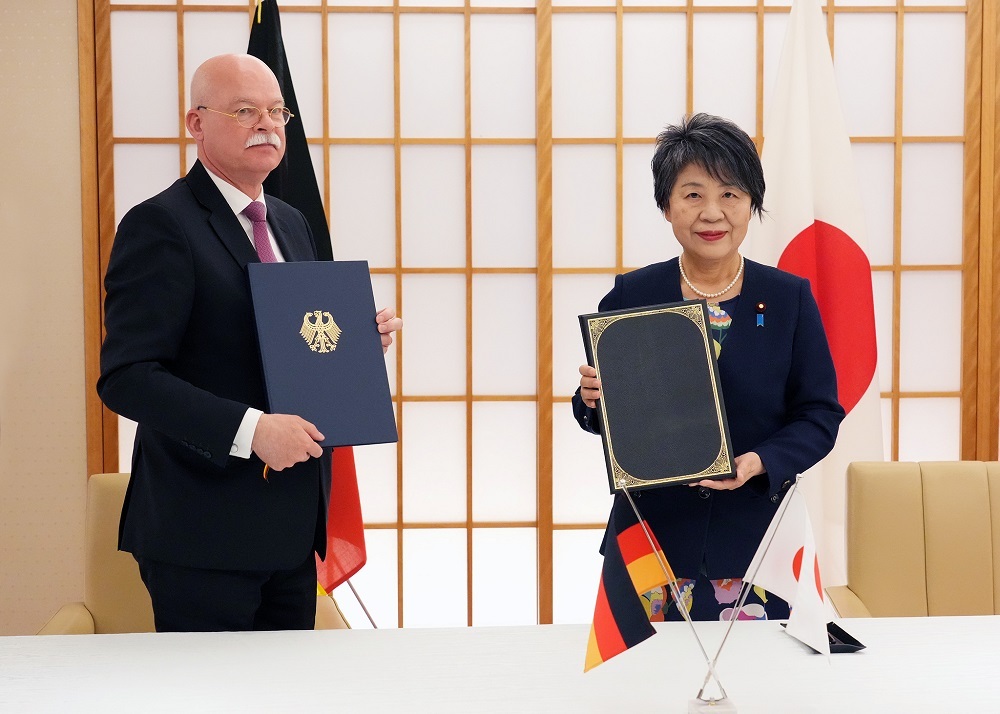 Japanese Foreign Minister Yoko Kamikawa and German Ambassador to Japan Clemens von Goetze inked the treaty. (MOFA)
