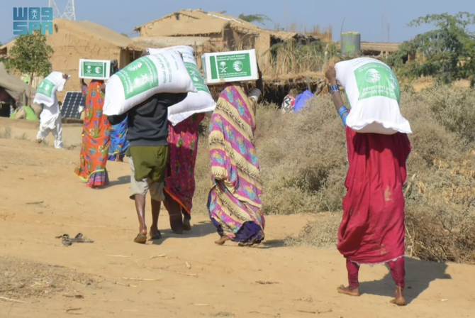 KSrelief distributed 2,128 food baskets in Pakistan. (SPA)