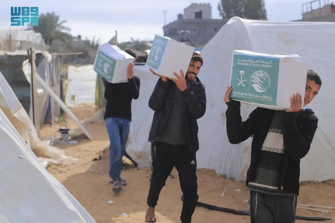 In collaboration with the Palestinian Red Crescent, KSrelief distributed food baskets in the city of Khan Younis in the southern Gaza Strip. (SPA)