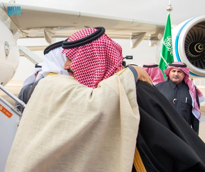 Kuwait’s Emir Sheikh Meshal Al-Ahmad Al-Jaber Al-Sabah is greeted in Riyadh by Saudi Crown Prince Mohammed bin Salman. (SPA)