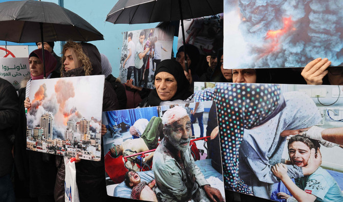 Palestinian refugees gather outside the offices of the UN agency for Palestinian refugees, UNRWA, in Beirut to protest against some countries’ decision to stop funding the organization. (AFP)