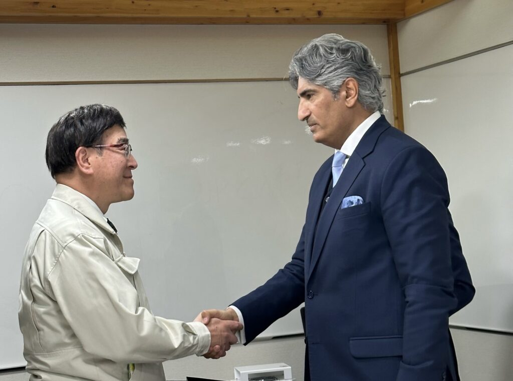 HAYASHI Masayuki, the Mayor of Himi City and Kuwait's Ambassador to Japan Sami Al-Zamanan. (ANJ)
