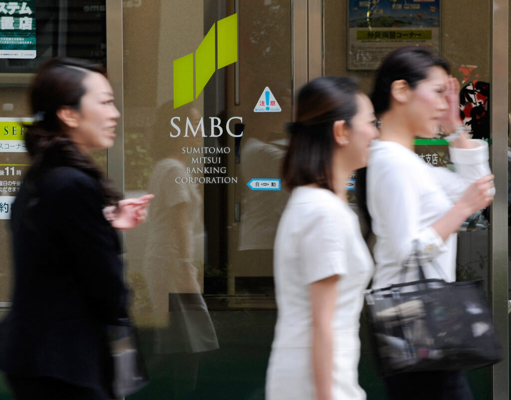With shareholders and financial market players stepping up demands, businesses are increasingly beginning to find their responsibility as listed companies burdensome.