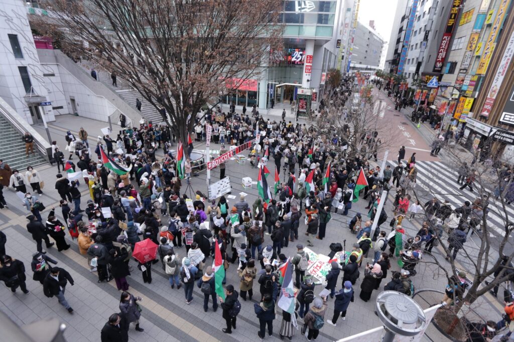 Demonstrators gathered first in the busy Shinjuku district before marching toward the Israeli embassy while calling for an immediate ceasefire and condemning the bombing of civilians in Gaza. (ANJ)
