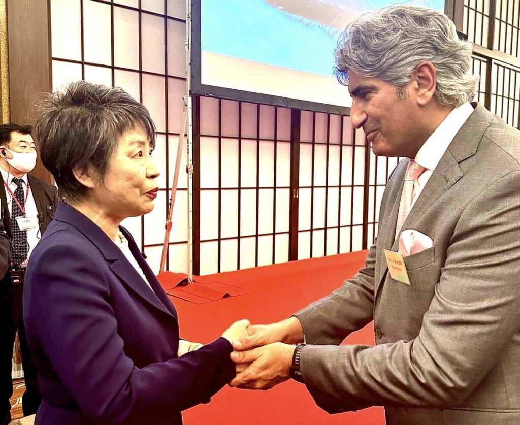 Foreign Minister KAMIKAWA Yoko and Kuwait's Ambassador to Japan Sami Al-Zamanan. (ANJ)