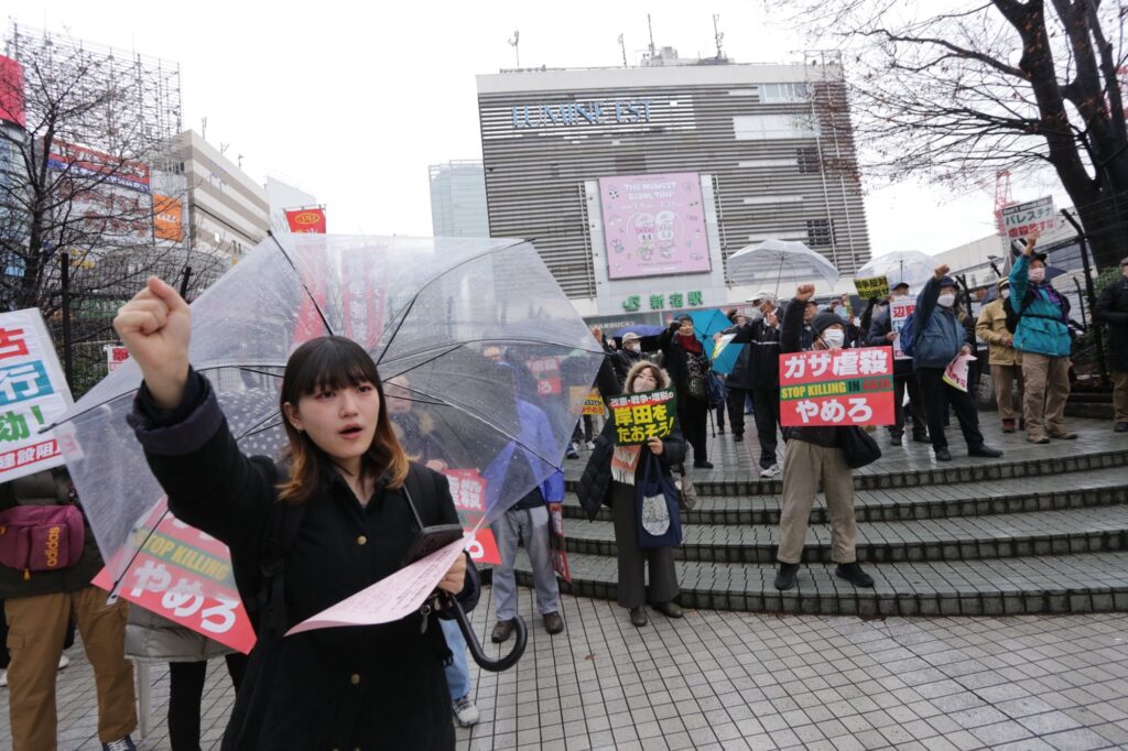 The protesters, who gathered near the busy Shinjuku Station, stressed the danger of the conflict in the Gaza Strip, which, they said, risks degenerating into a global conflict. (ANJ / Pierre Boutier)