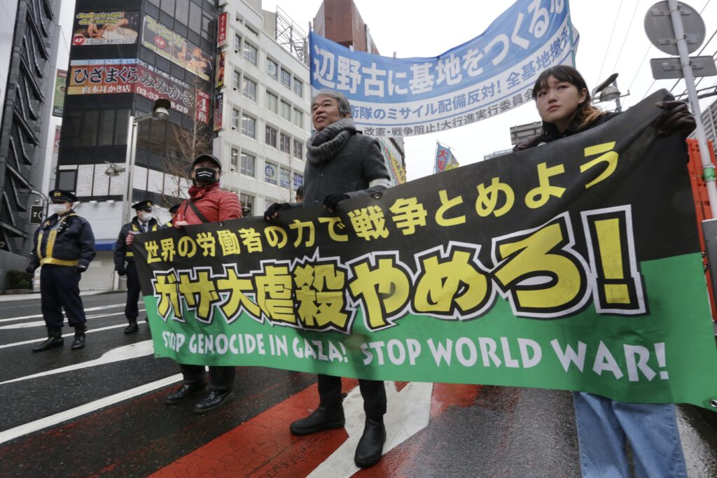 The protesters, who gathered near the busy Shinjuku Station, stressed the danger of the conflict in the Gaza Strip, which, they said, risks degenerating into a global conflict. (ANJ / Pierre Boutier) 