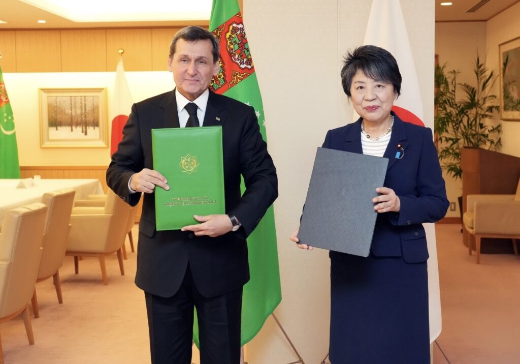 Japanese Foreign Minister KAMIKAWA Yoko met with her counterpart from Turkmenistan Rashid Meredov in Tokyo on Tuesday. (MOFA)