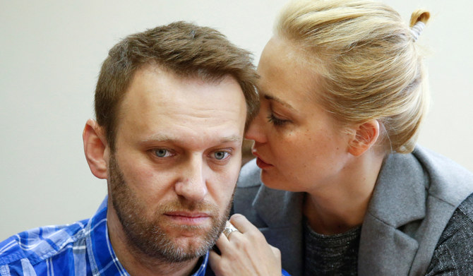 Russian opposition leader Alexei Navalny and his wife Yulia attend a hearing at the Lublinsky district court in Moscow. (REUTERS)
