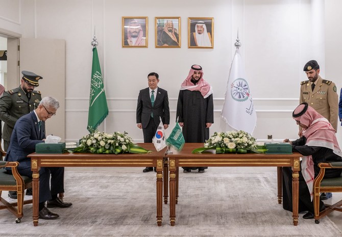 Defense Acquisition Program Administration director Eom Dong-hwan and Saudi Assistant Defense Minister Talal bin Abdullah Al-Otaibi sign an agreement on defense cooperation in Riyadh. (Supplied)